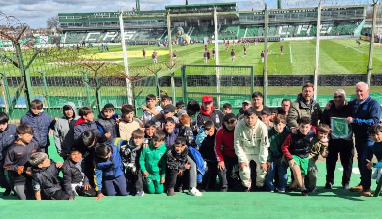 Mucho más que fútbol: Sarmiento les regaló una tarde inolvidable a los chicos