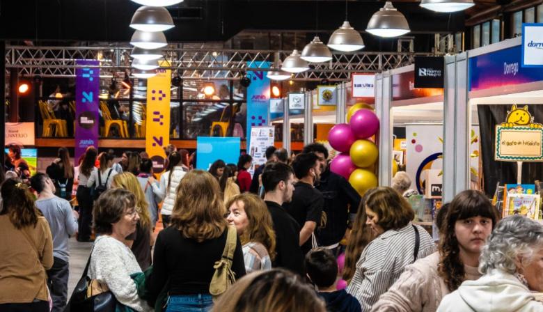 Con gran marco de público, la XXII Feria del Libro de Junín desplegó una intensa segunda jornada