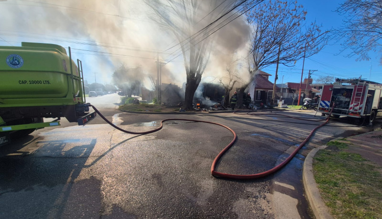 Voraz incendio en una vivienda de Junín: cinco personas fueron asistidas y hubo riesgo de derrumbe