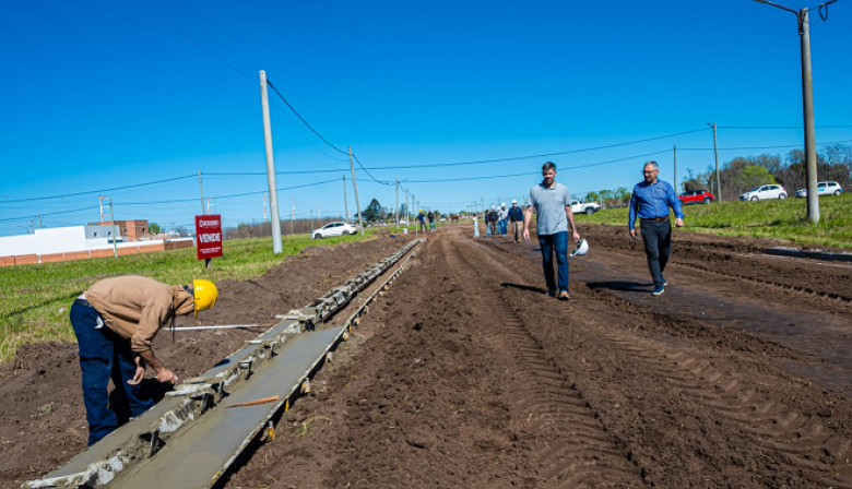 Se ejecutan obras de cordón cuneta en el barrio Bicentenario