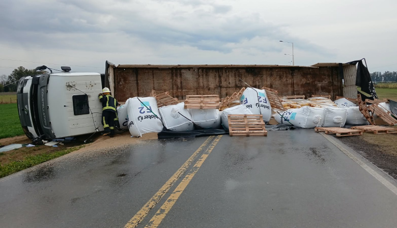 Volcó un camión: está totalmente interrumpida la circulación en la Ruta Provincial 50