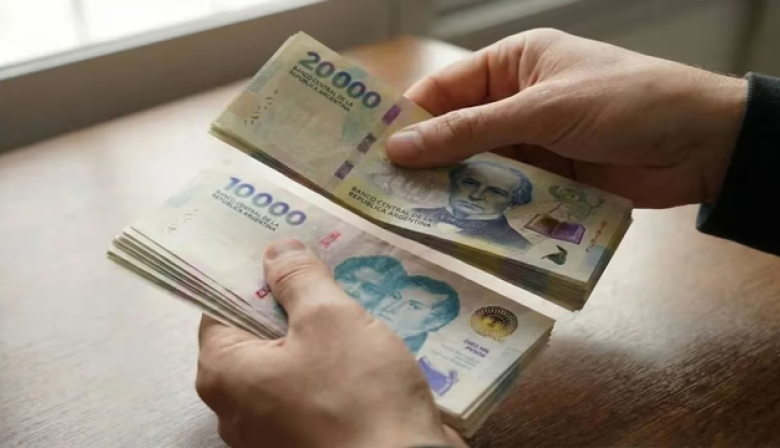 Seis de cada diez argentinos se endeudaron en los últimos seis meses para pagar alimentos, salud, tarifas y servicios
