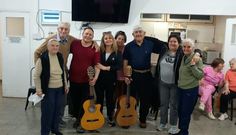 Música, baile y encuentro en la Residencia Papa Francisco por la llegada de la Primavera
