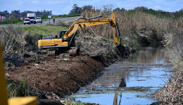 Bragado refuerza la limpieza de canales en sectores estratégicos de la Ruta 46