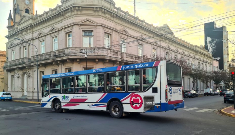 Estudiantes de los institutos de formación docente reclaman extender el horario del colectivo interurbano