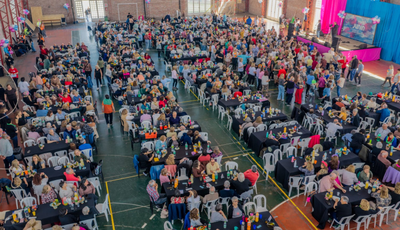 Más de 800 vecinos festejaron el Día del Jubilado en el Complejo San Martín