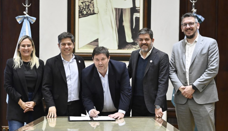 Kicillof y Cuattromo firmaron convenios con municipios por $7.855 millones para la compra de bienes de capital