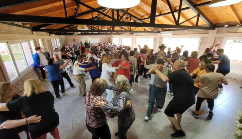 Más de 130 adultos mayores celebraron el Día del Jubilado y el inicio de la primavera