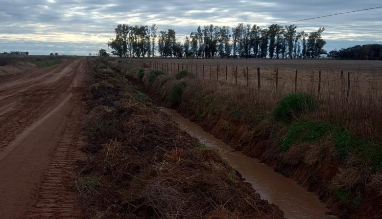Desobstrucción de canales en los caminos rurales del distrito de Leandro N. Alem
