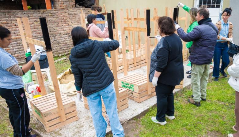 Ambiente impulsó una nueva jornada de concientización y entrega de cestos de madera recuperada