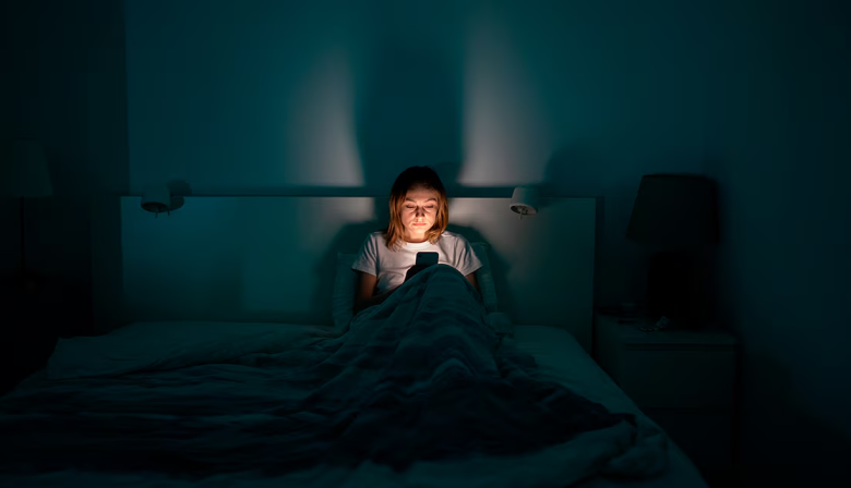 El "codo de celular" y otras lesiones silenciosas que crecen por el uso del smartphone