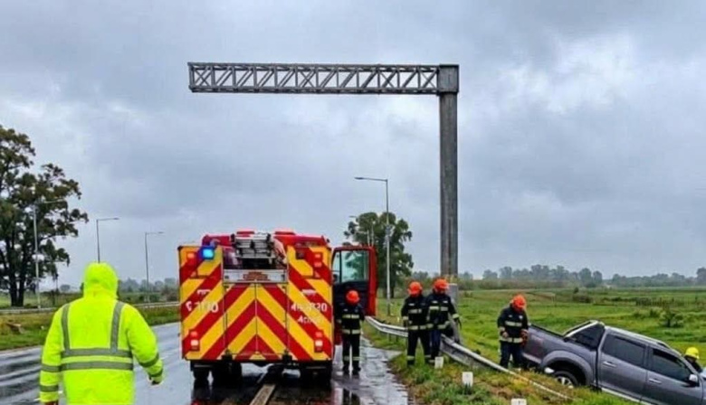La Autopista de Ruta 7 vuelve a ser noticia por un despiste fatal bajo la lluvia: advierten sobre la acumulación de agua en el tramo Giles - Areco