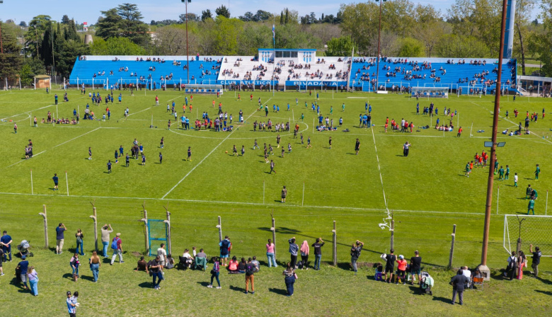El Municipio acompañó un masivo encuentro de escuelitas de fútbol en el Club Rivadavia