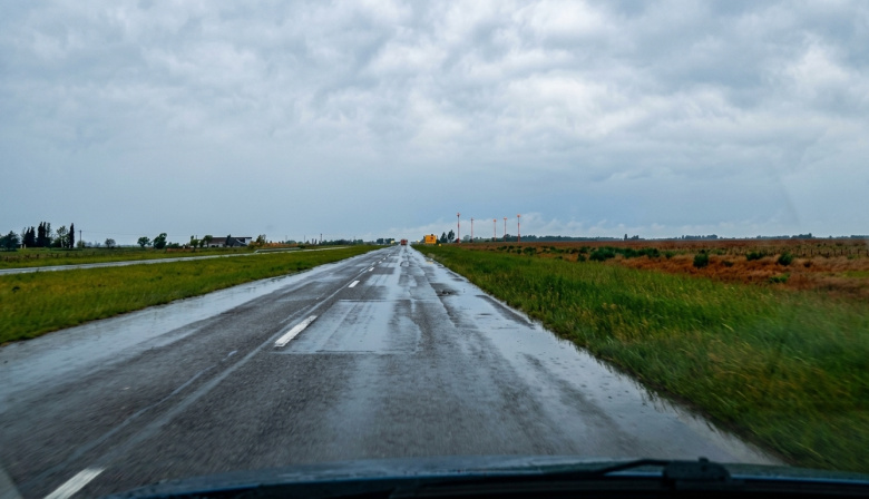 Baches, huella, hundimiento y banquina que se come la calzada: la odisea de viajar por la Autopista de Ruta 7 bajo la lluvia