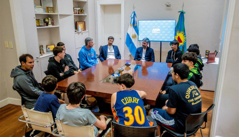 Fiorini recibió a la delegación de básquet de Junín que competirá en las finales de los Juegos Bonaerenses