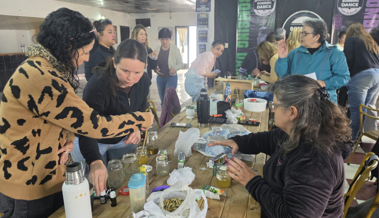 Rojas realizó un nuevo Seminario de Jardinería Especial con técnicas para elaborar productos naturales
