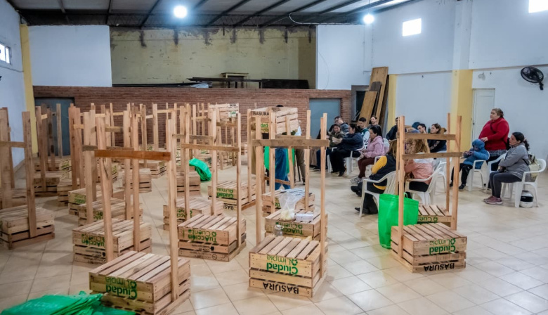 “Barrios Limpios”: el Municipio entregó 580 cestos de residuos en 20 barrios de Junín