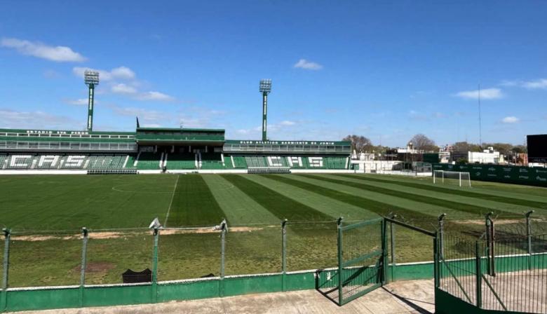 El césped del Eva Perón, una alfombra verde: la notable mejora del campo de juego de Sarmiento