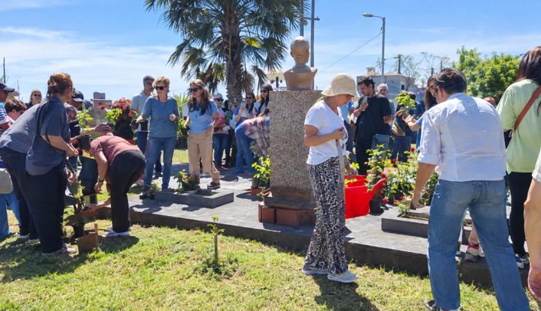 Comenzó en General Arenales la plantación que busca sumar 99 Rosas de Damasco
