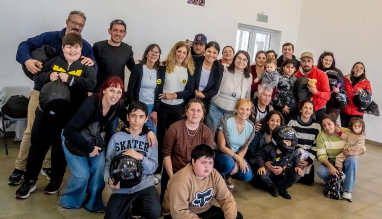 “Inclusión Segura”: entregaron cascos a familias y asistentes de personas con discapacidad