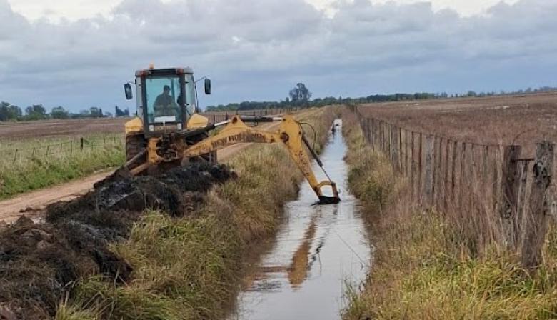 Tras las lluvias, trabajan para restablecer el camino entre Martínez de Hoz y Las Toscas