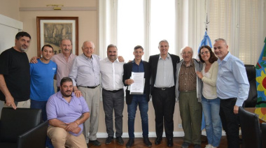 Golía entregó un reconocimiento al cantor de tango Marcelo Tomasini, ganador del Magaldi de Platino 2024