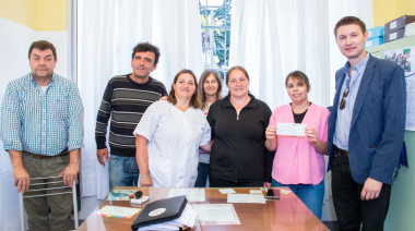 El intendente Ferraris entregó subsidios a la Escuela N° 6 y a bomberos