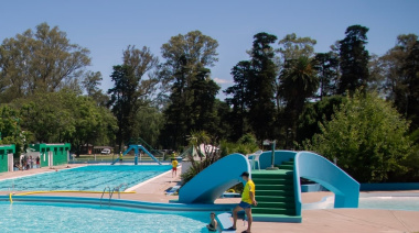 El intendente Salvador Serenal inauguró la temporada de pileta en el parque de Lincoln