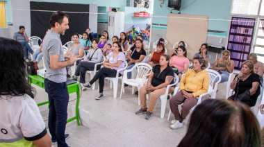 El Municipio inició charlas en los jardines de infantes y entregó cascos a los alumnos