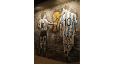 A dos años del Mundial y del mural pintado en Junín en el que Maradona le entrega la copa a Messi