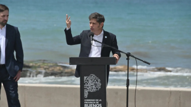 Kicillof cuestionó que las políticas de Milei "invitan a veranear en otros destinos”