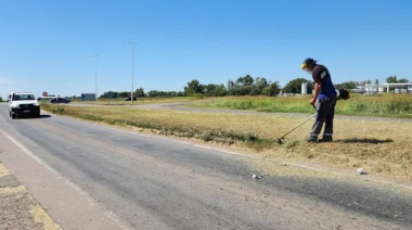 Ante la falta de mantenimiento, un vecino cortó el pasto a la vera de la Ruta 188