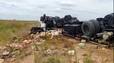 Pergamino: volcó un camión, murió el chofer y saquearon el cargamento mientras trasladaban el cuerpo