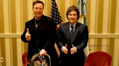 Javier Milei se encontró con Elon Musk en Washington y le regaló una motosierra