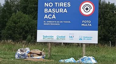 Insólito en Junín: vecinos arrojan residuos debajo de los carteles que prohíben esa práctica