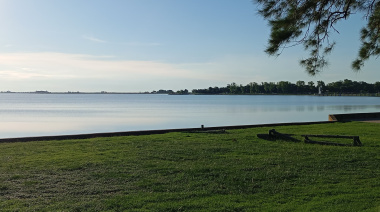 La Laguna de Gómez revive: luego de tres años, una lancha volvió al agua desde el Club Naútico