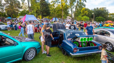 Una multitud de vecinos disfrutó de la Expo Show Car en el Parque Natural Laguna de Gómez