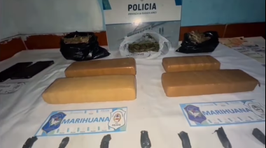 Incautan dos kilos de marihuana, medio de cocaína y armas de fuego: dos detenidos y un prófugo