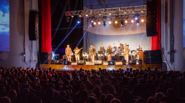 Velada de gala en el Teatro San Carlos: a sala colmada, miles de vecinos celebraron la Patria