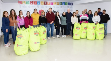 Se concretó la entrega de material deportivo a 12 escuelas secundarias del distrito