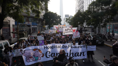 Manifestantes marchan por Avenida de Mayo hacia la Casa Rosada en repudio al fallo contra Cristina