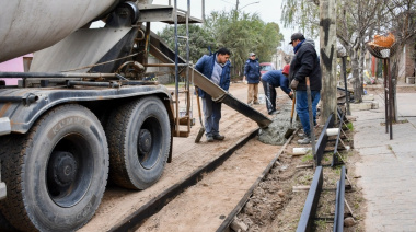 Avanzan las obras de cordón cuneta y se acercan al barrio Las Rosas