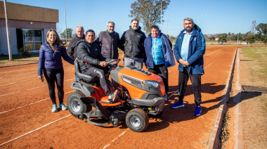 Nueva maquinaria para el mantenimiento de la pista de atletismo de Junín