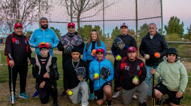 Se realizó la entrega de materiales deportivos para los chicos de Softbol Junín