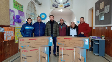 Entregaron equipos de aire acondicionado frío calor para la Escuela N° 3 de Alberdi