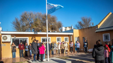 Con gran participación vecinal, se inauguró un mástil que une a dos instituciones del barrio San Antonio
