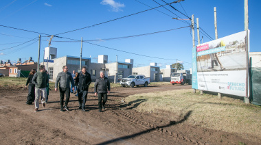 Serenal junto a autoridades del Instituto de la Vivienda recorrieron las obras en el barrio "Eduardo D. Mango"