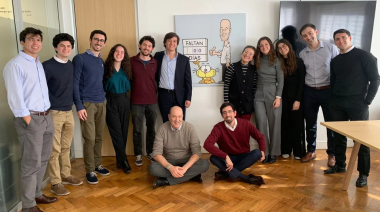 Sin acto del 9 de Julio, Milei festeja con su equipo el cierre de organismos en Casa Rosada