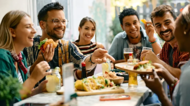 Día del Amigo: salidas, asados y regalos con gasto promedio de $32.270