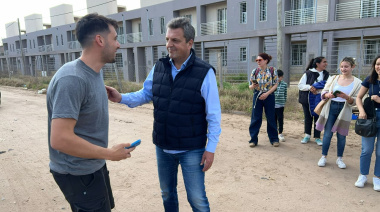 Massa estuvo en Junín junto a los vecinos afectados por la paralización de las 149 viviendas